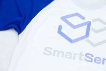 Белые с синими рукавами футболки с лого и надписью «SmartSend»