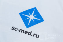 Белые футболки с логотипом «SC MED»