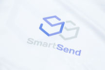 Белые с синими рукавами футболки с лого и надписью «SmartSend»